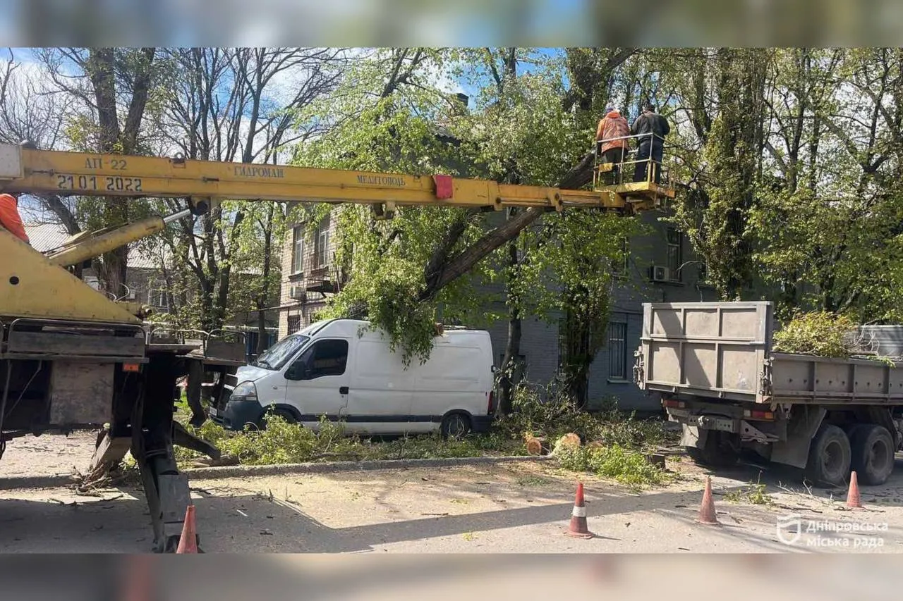 Фахівці працюють у посиленому режимі у всіх районах міста