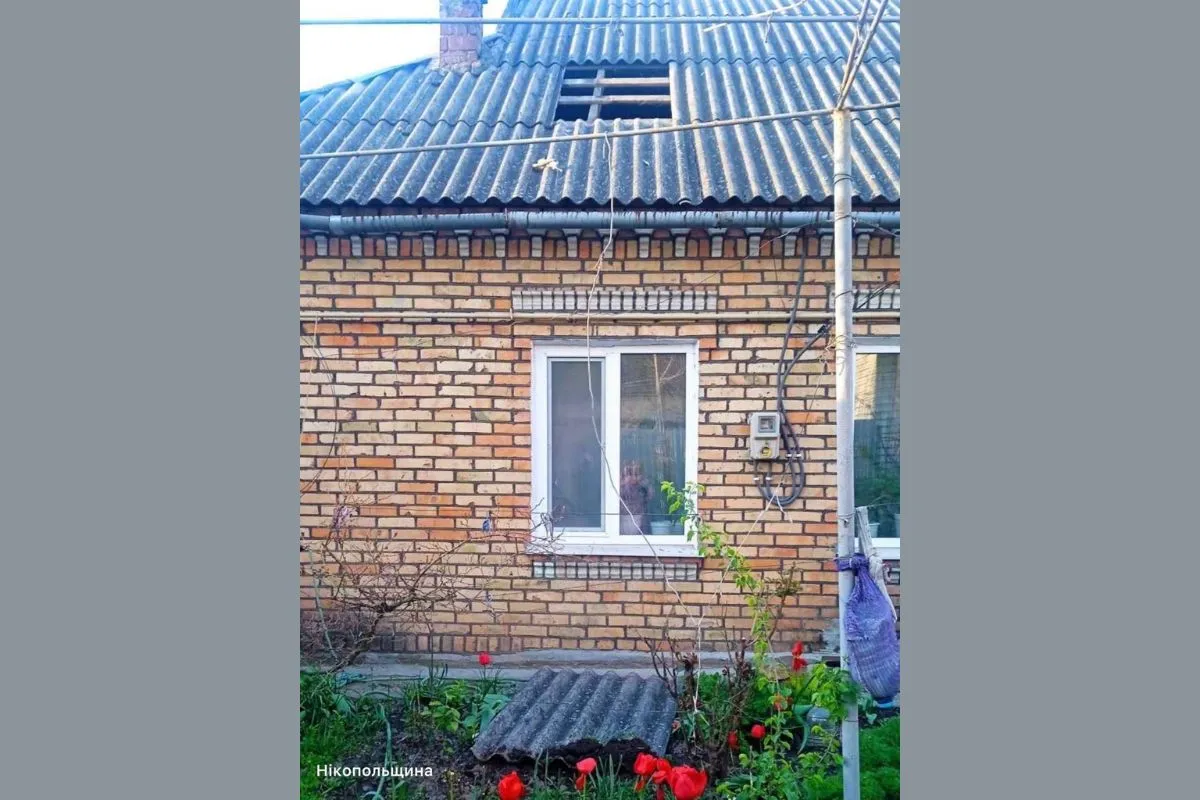 Там від ударів постраждали інфраструктура, адмінбудівля, три приватні будинки, дві легкові та дві спеціальні автівки ДСНС