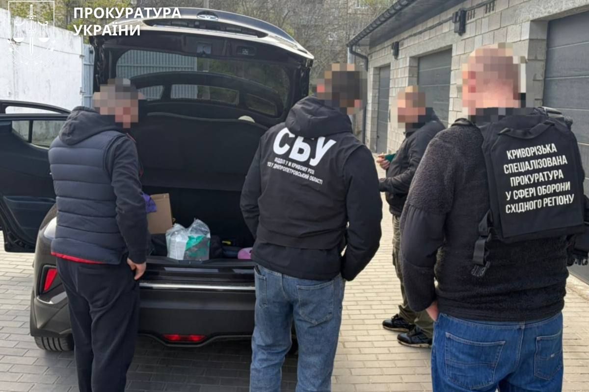 За даними слідства, директорка та волонтер благодійного фонду організували отримання неправомірної вигоди за вплив на посадових осіб ВЛК для визнання військовослужбовця непридатним за станом здоров’я