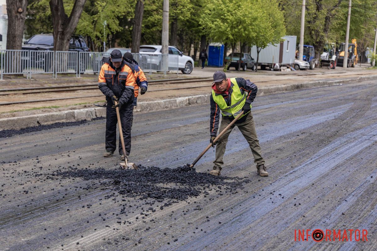 Там виконують комплексне відновлення покриття площею близько 6 тисяч квадратних метрів