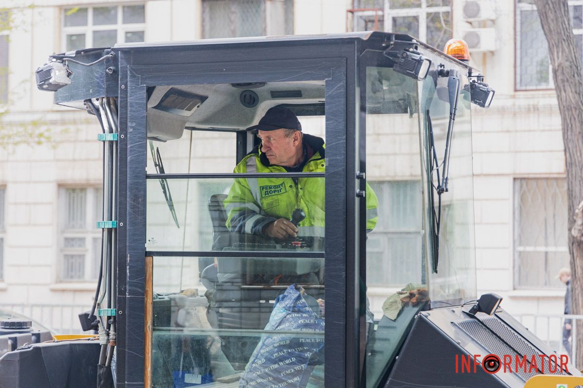 Наразі триває укладання верхнього шару асфальту по всій ширині проїжджої частини