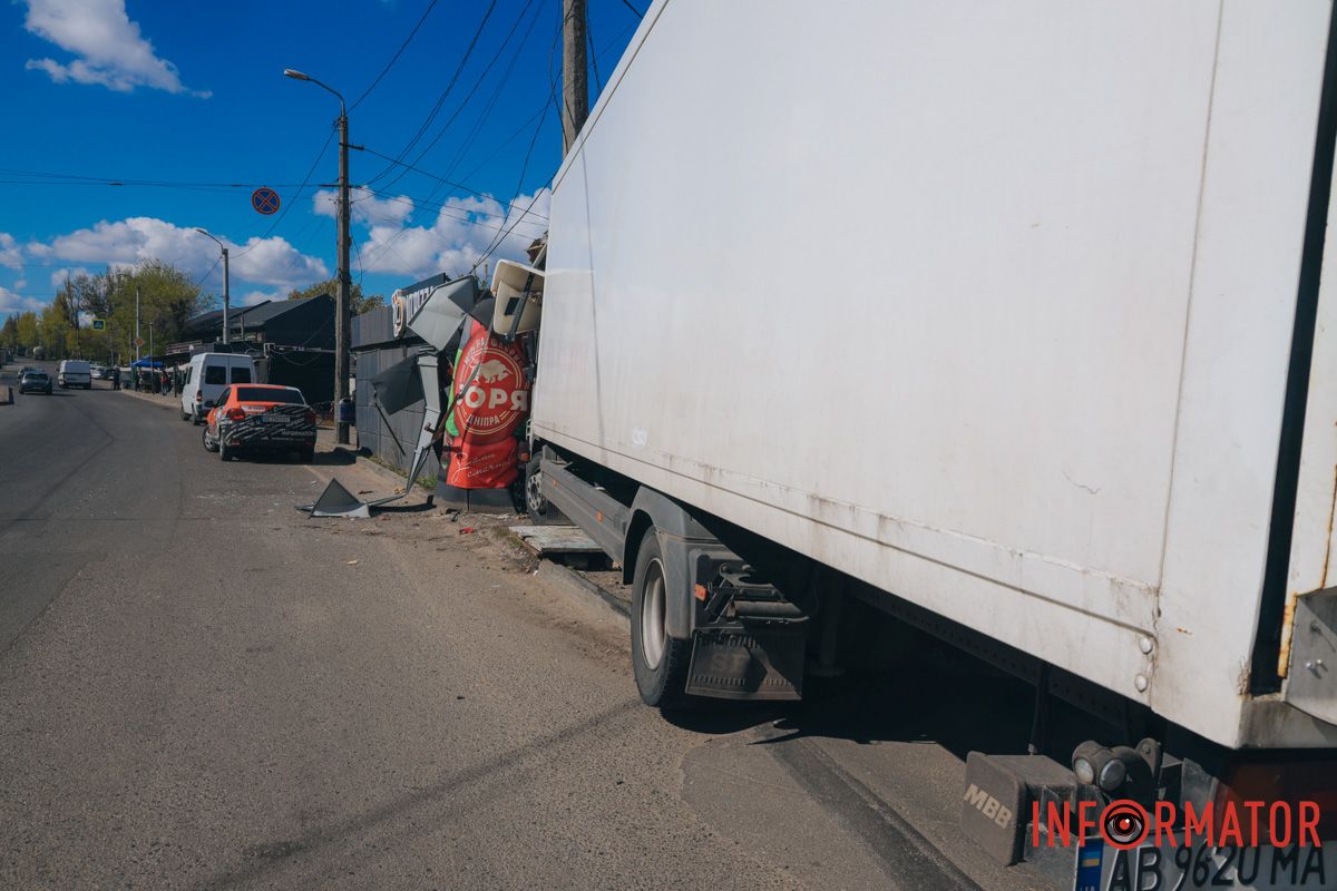 В Днепре на проспекте Мазепы грузовик въехал в киоск 17