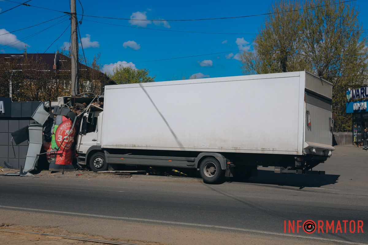 В Днепре на проспекте Мазепы грузовик въехал в киоск 16