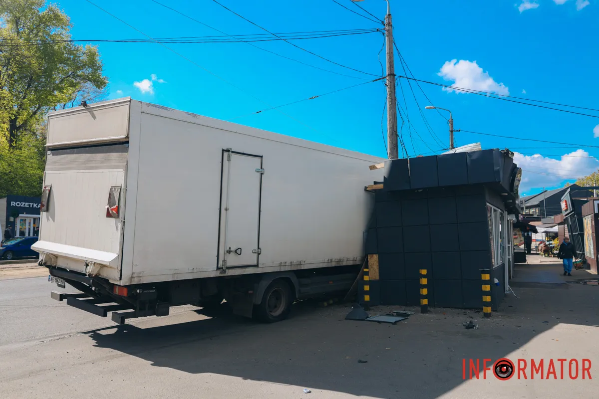 В Днепре на проспекте Мазепы грузовик въехал в киоск 7