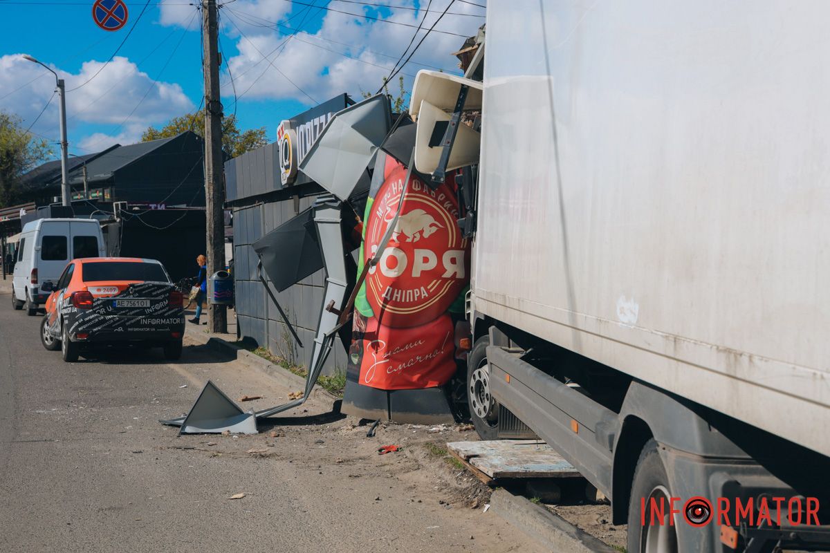 В Днепре на проспекте Мазепы грузовик въехал в киоск 8