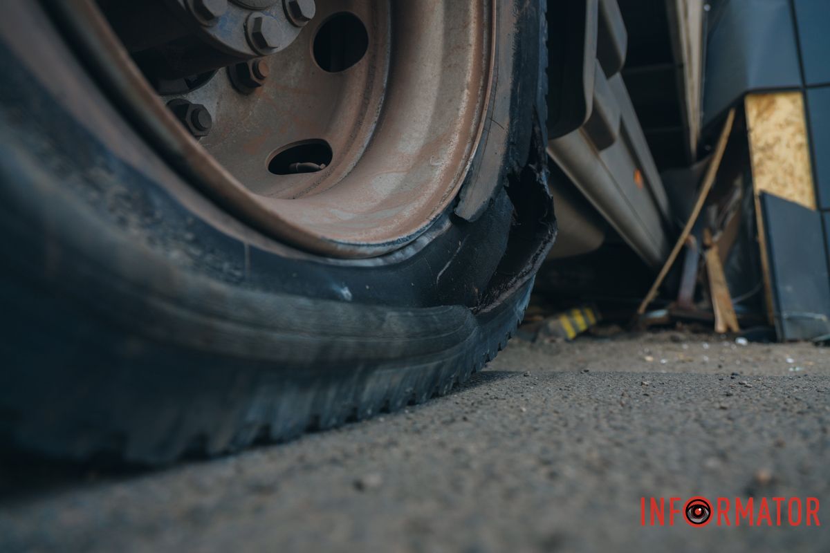 В Днепре на проспекте Мазепы грузовик въехал в киоск 10