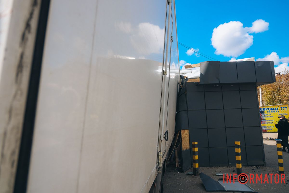 В Днепре на проспекте Мазепы грузовик въехал в киоск 15