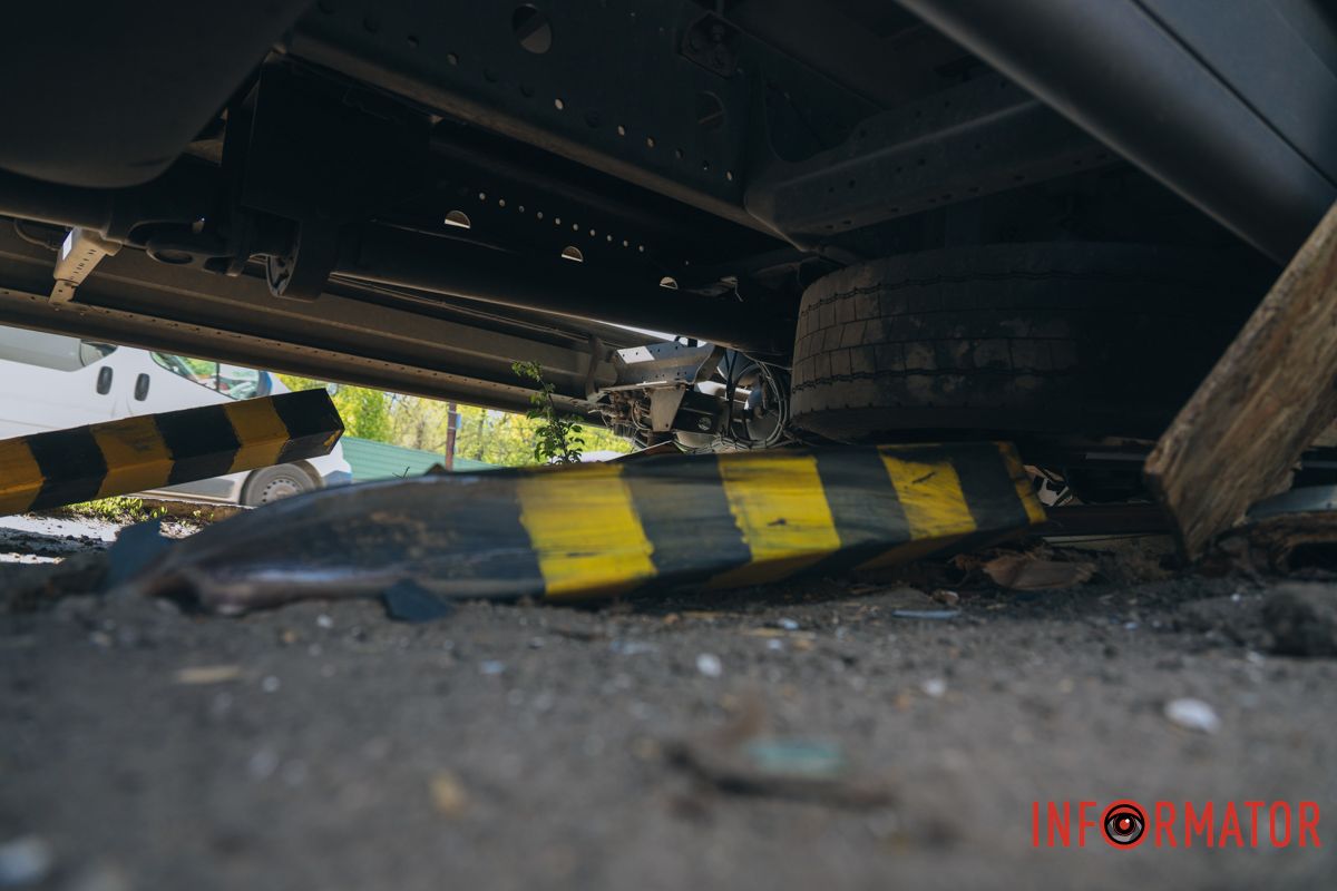 В Днепре на проспекте Мазепы грузовик въехал в киоск 6