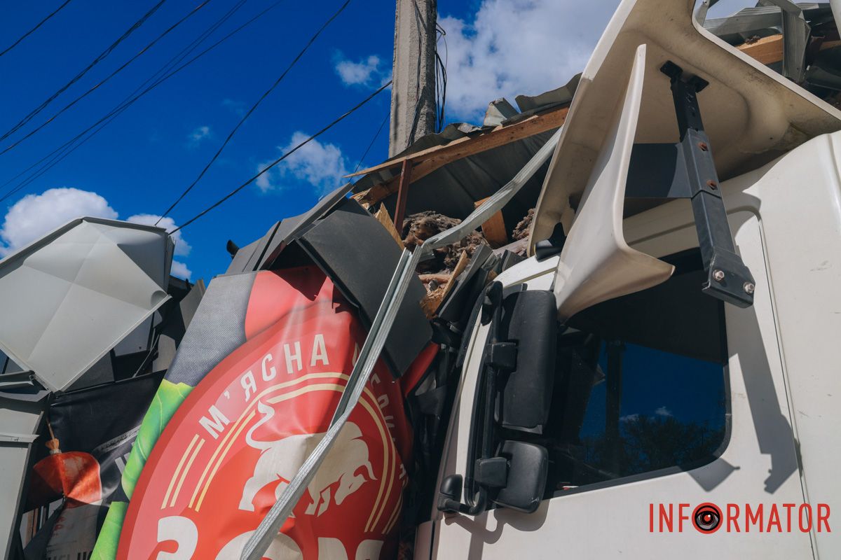 В Днепре на проспекте Мазепы грузовик въехал в киоск 12