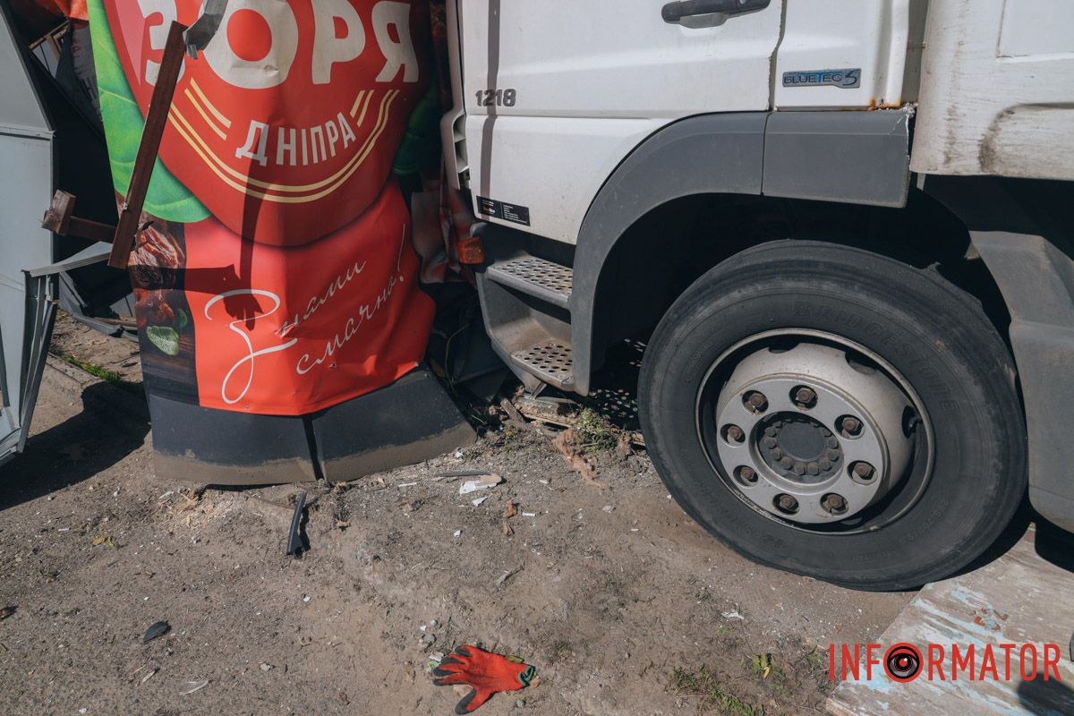 В Днепре на проспекте Мазепы грузовик въехал в киоск 14