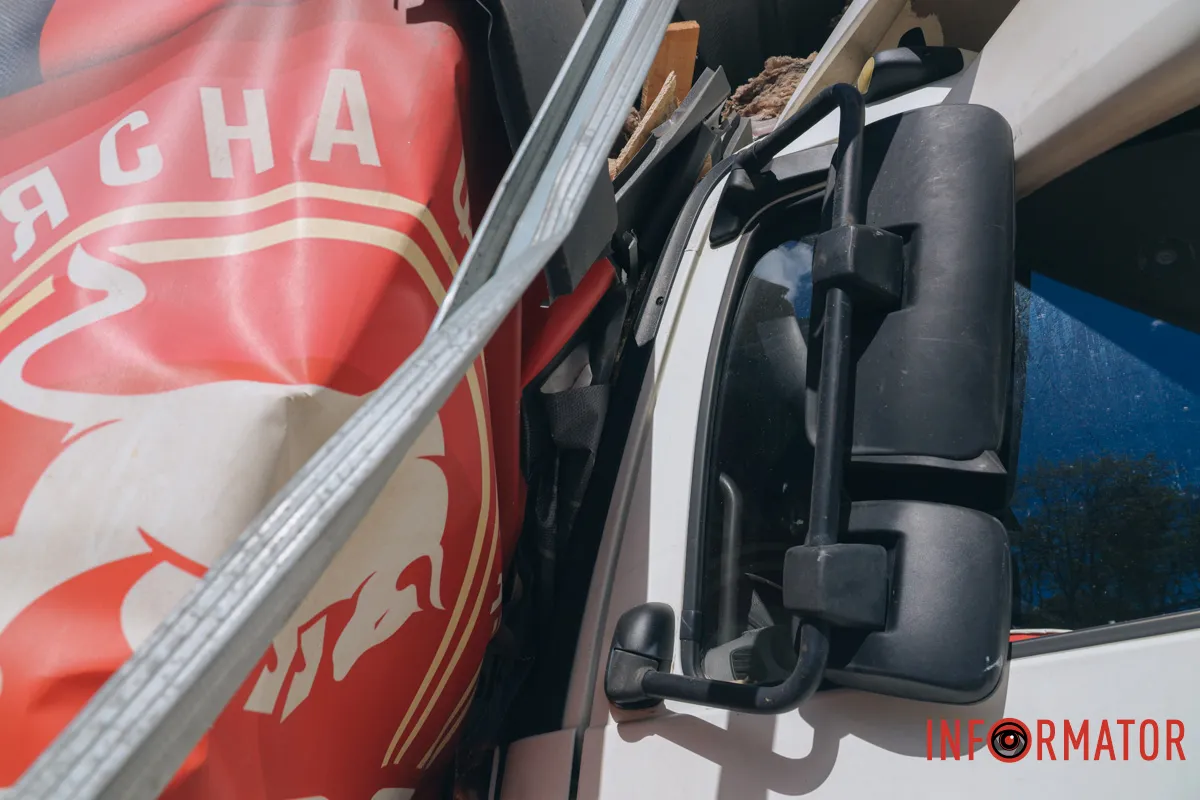 В Днепре на проспекте Мазепы грузовик въехал в киоск 5