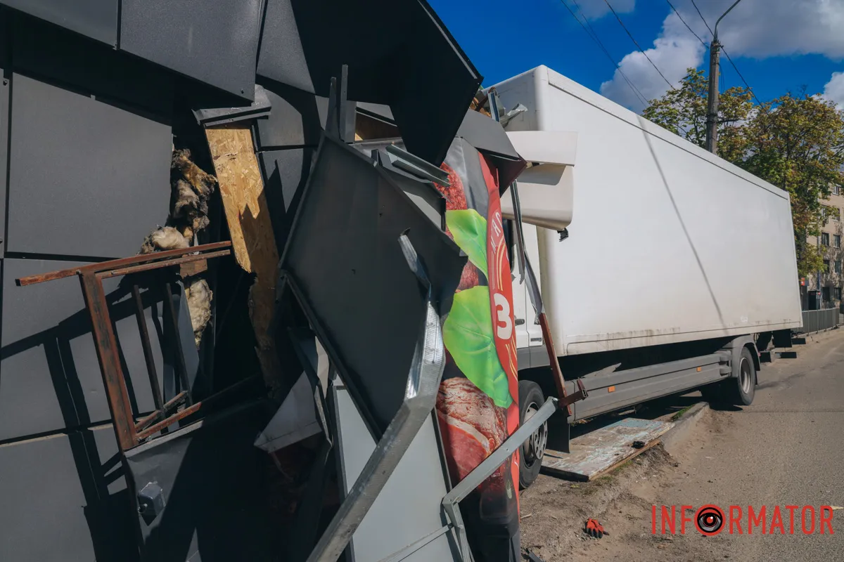 В Днепре на проспекте Мазепы грузовик въехал в киоск 4