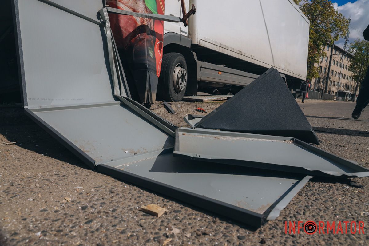 В Днепре на проспекте Мазепы грузовик въехал в киоск 3