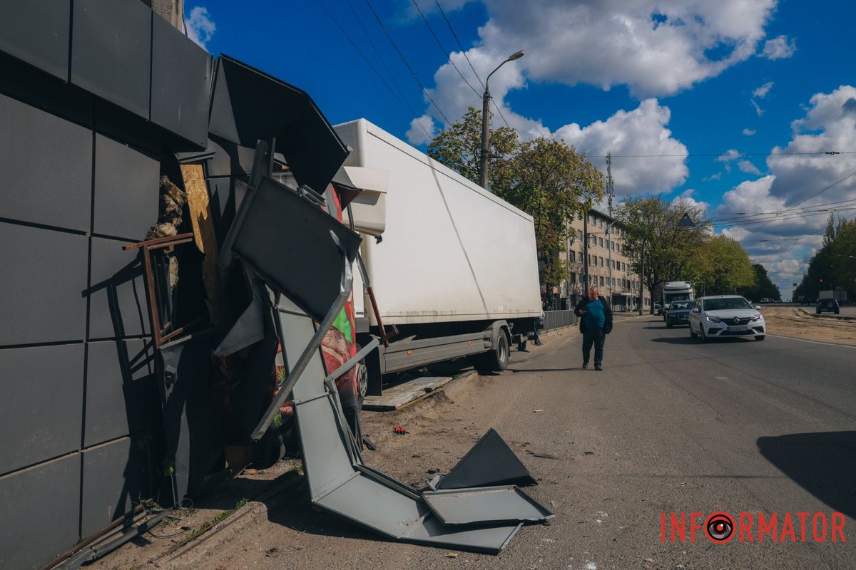 В Днепре на проспекте Мазепы грузовик въехал в киоск 2
