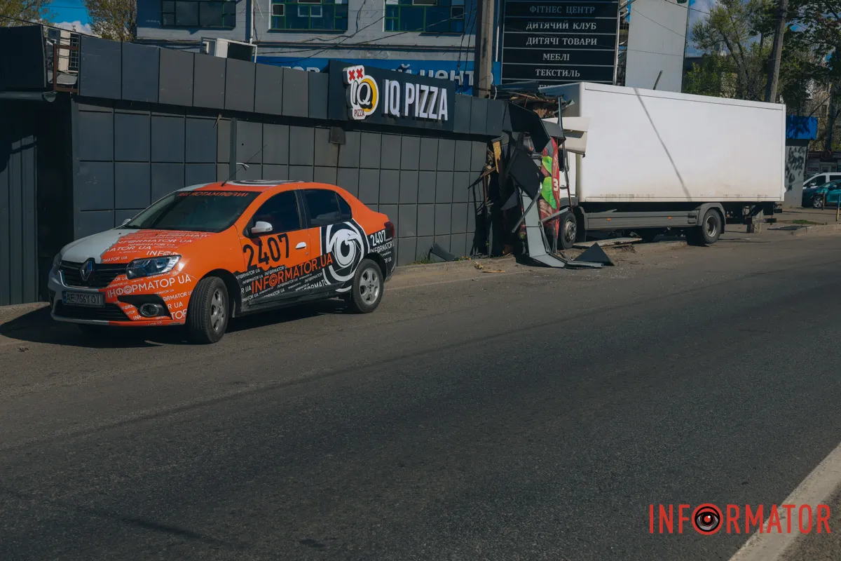 В Днепре на проспекте Мазепы грузовик въехал в киоск 1