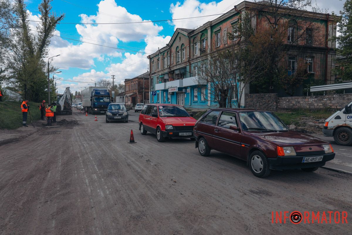 В Днепре на Павлова ремонтируют дорогу: движение затруднено.
