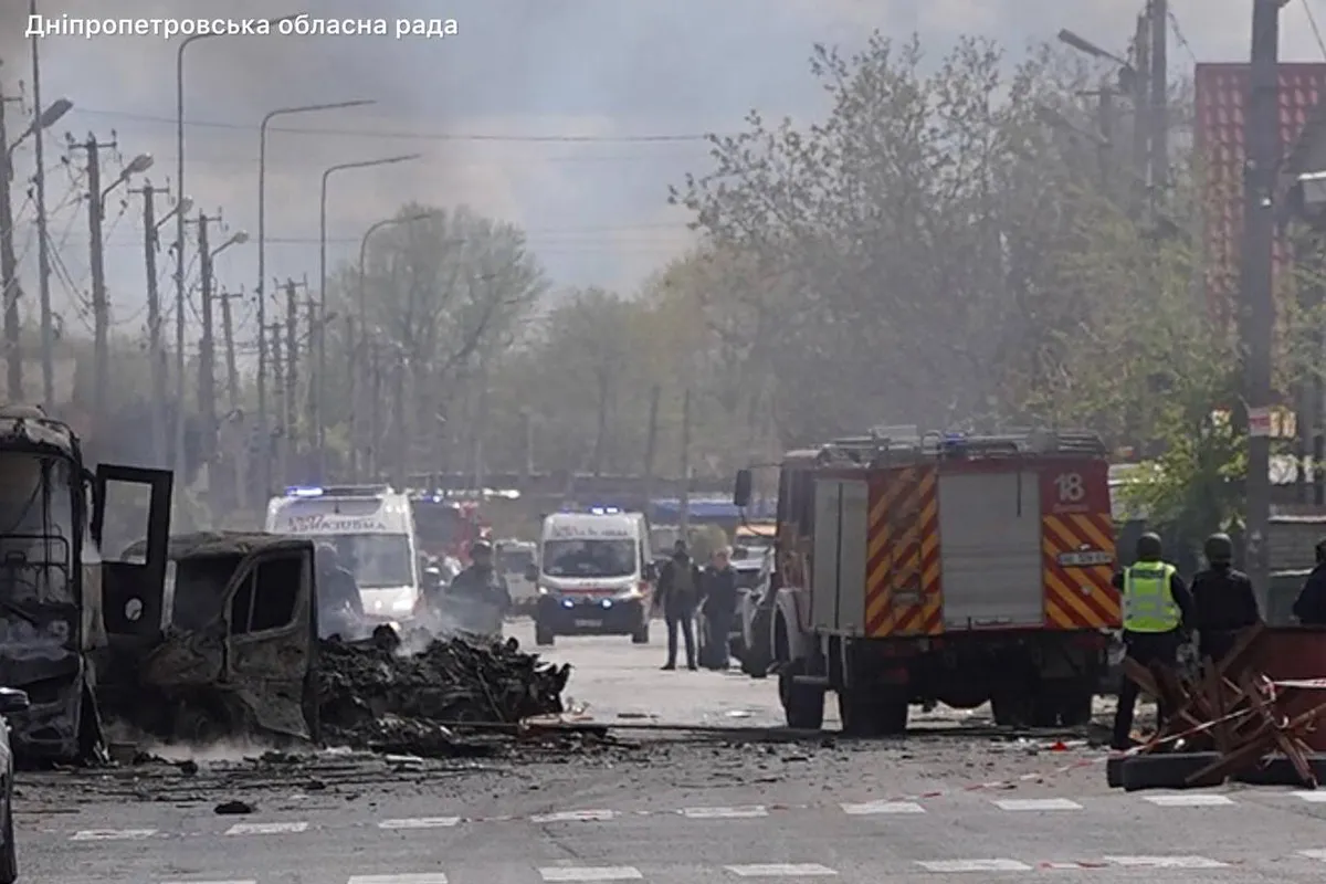 Кількість постраждалих зросла до 4: голова облради Лукашук показав, що відбувається на місці ворожої атаки у Дніпровському районі 4