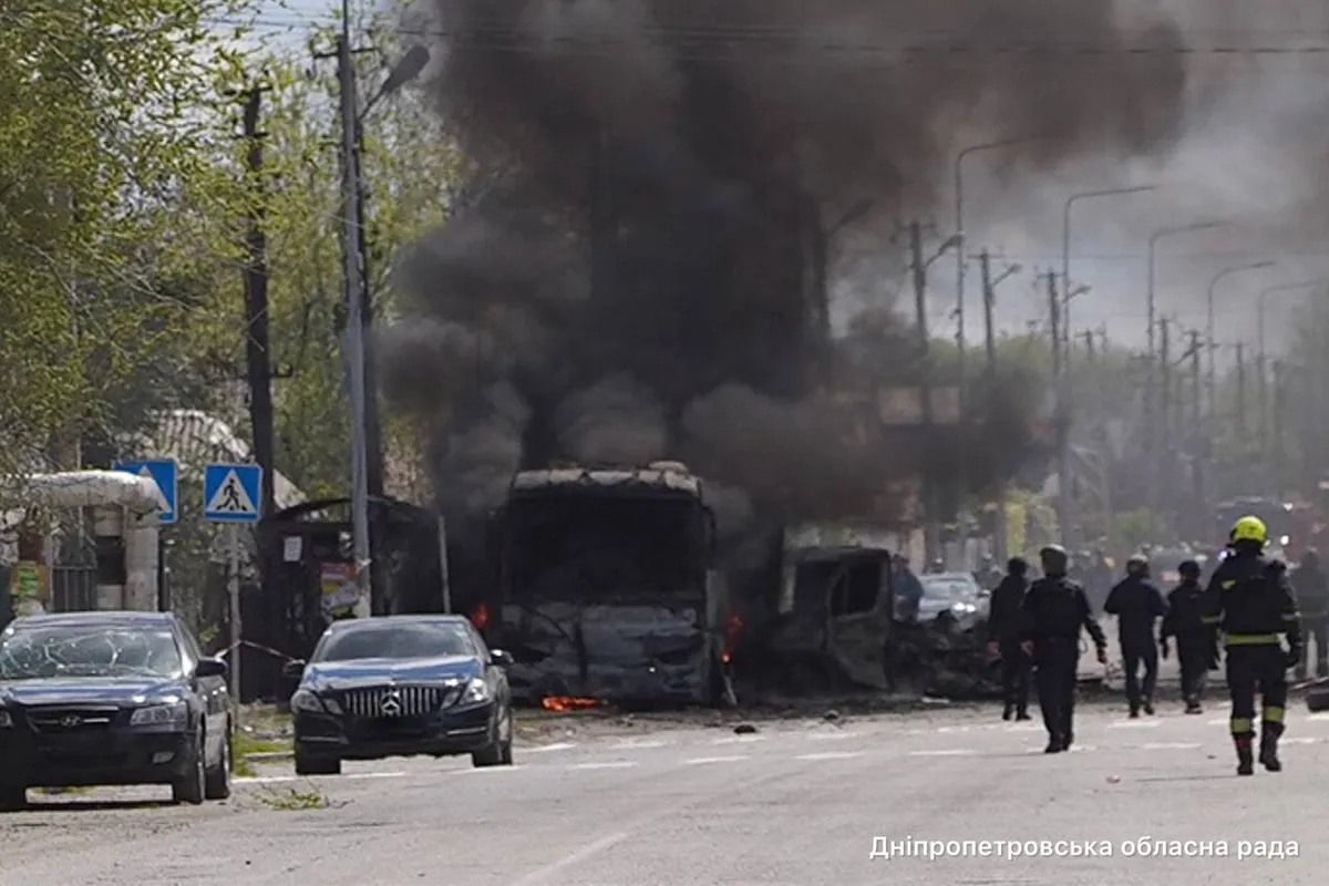 Кількість постраждалих зросла до 4: голова облради Лукашук показав, що відбувається на місці ворожої атаки у Дніпровському районі 3