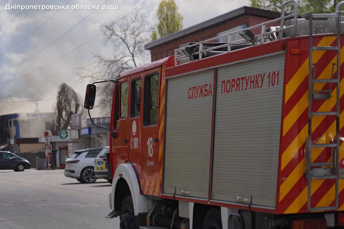 Кількість постраждалих зросла до 4: голова облради Лукашук показав, що відбувається на місці ворожої атаки у Дніпровському районі 1