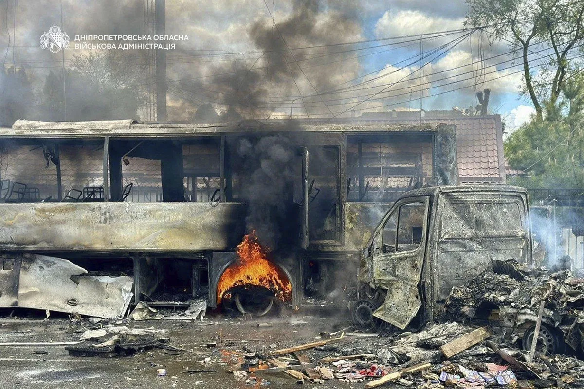 Понівечений автобус