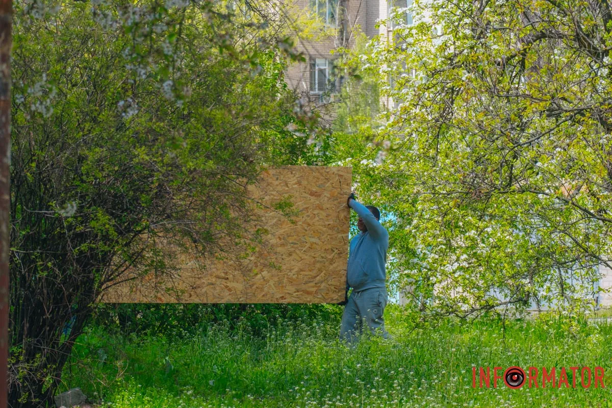 Как Днепровский район приходит в себя после дроновой атаки 30 апреля: фоторепортаж Информатора 30