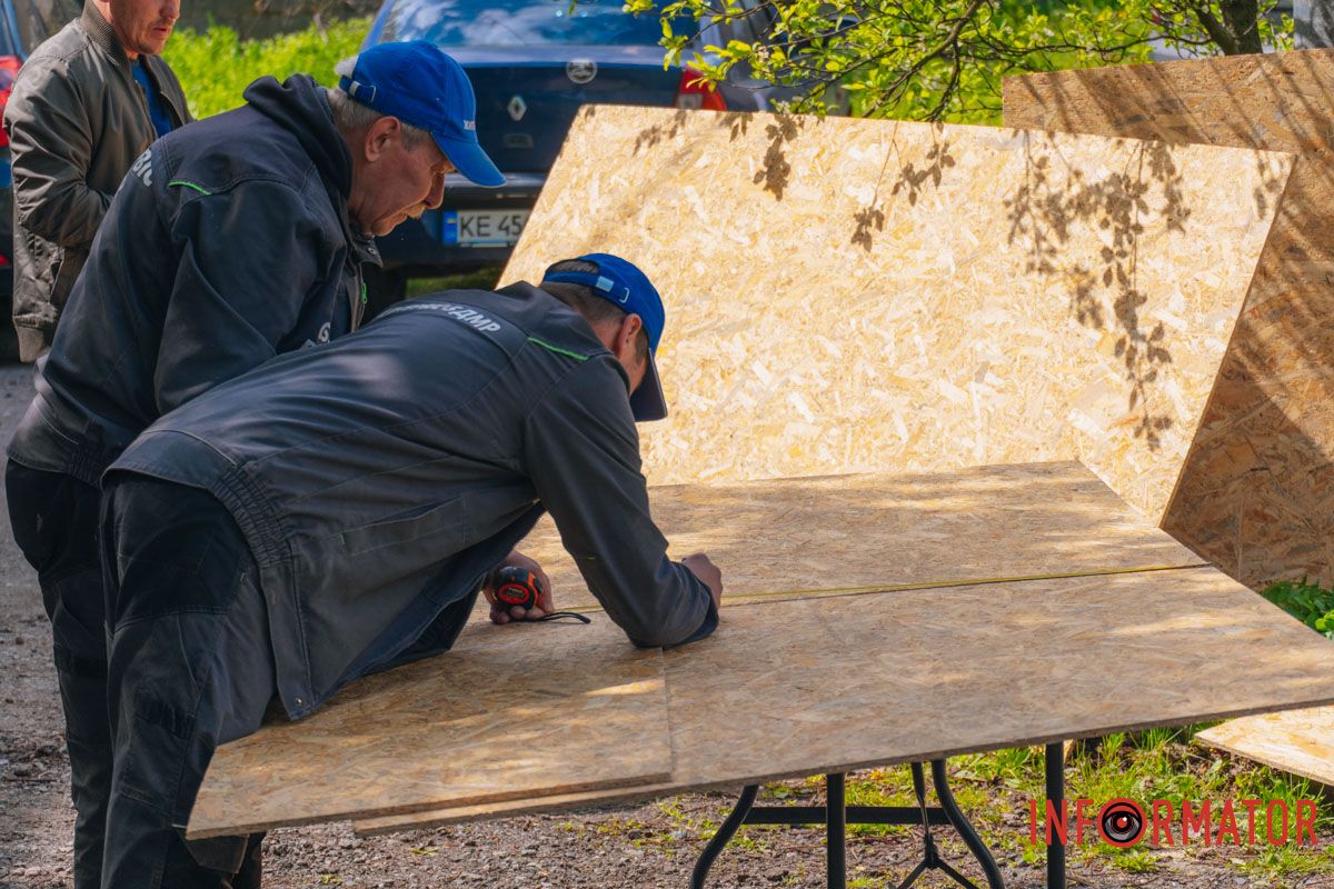 Как Днепровский район приходит в себя после дроновой атаки 30 апреля: фоторепортаж Информатора 42