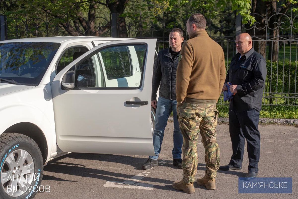 Мер Кам’янського разом з Валерієм Бережним передав позашляховик бійцям 17-ї окремої важкої механізованої бригади 4