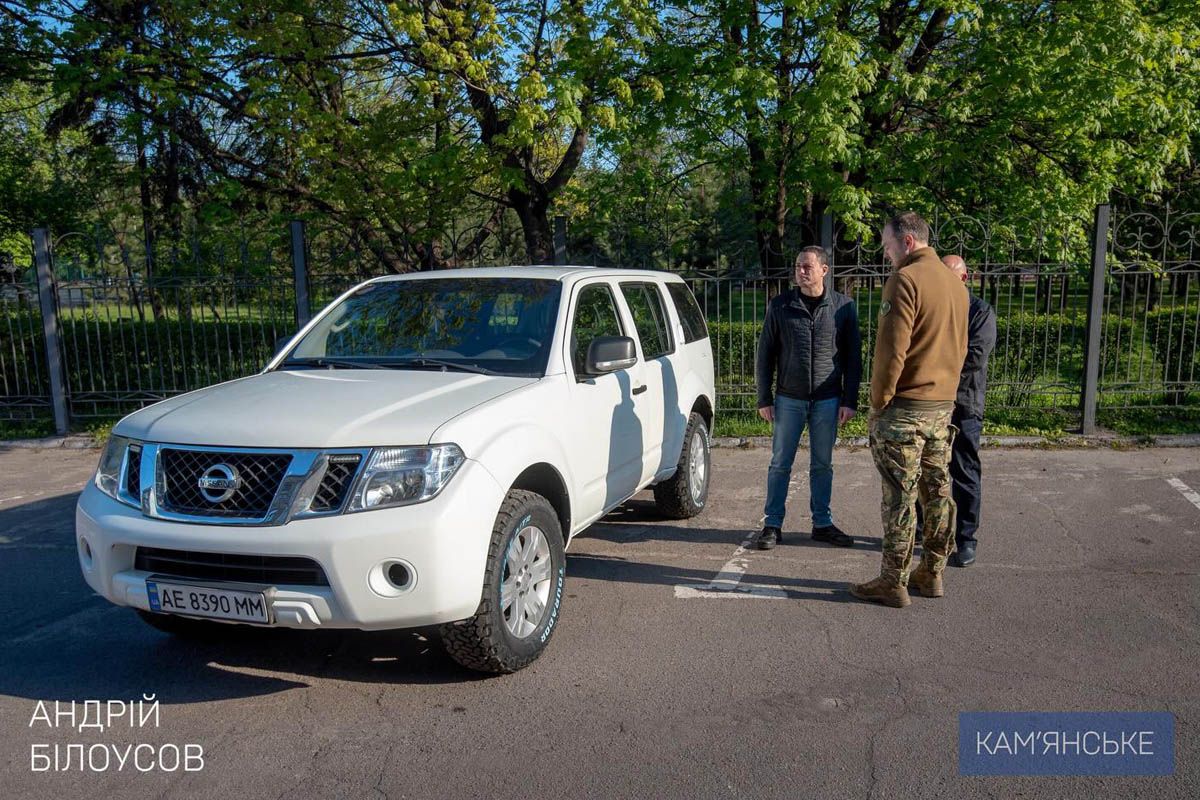 Мер Кам’янського разом з Валерієм Бережним передав позашляховик бійцям 17-ї окремої важкої механізованої бригади 2