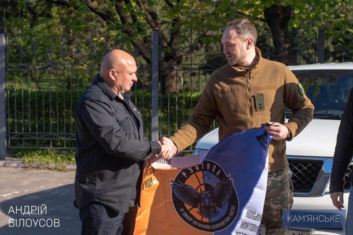 Мер Кам’янського разом з Валерієм Бережним передав позашляховик бійцям 17-ї окремої важкої механізованої бригади 3