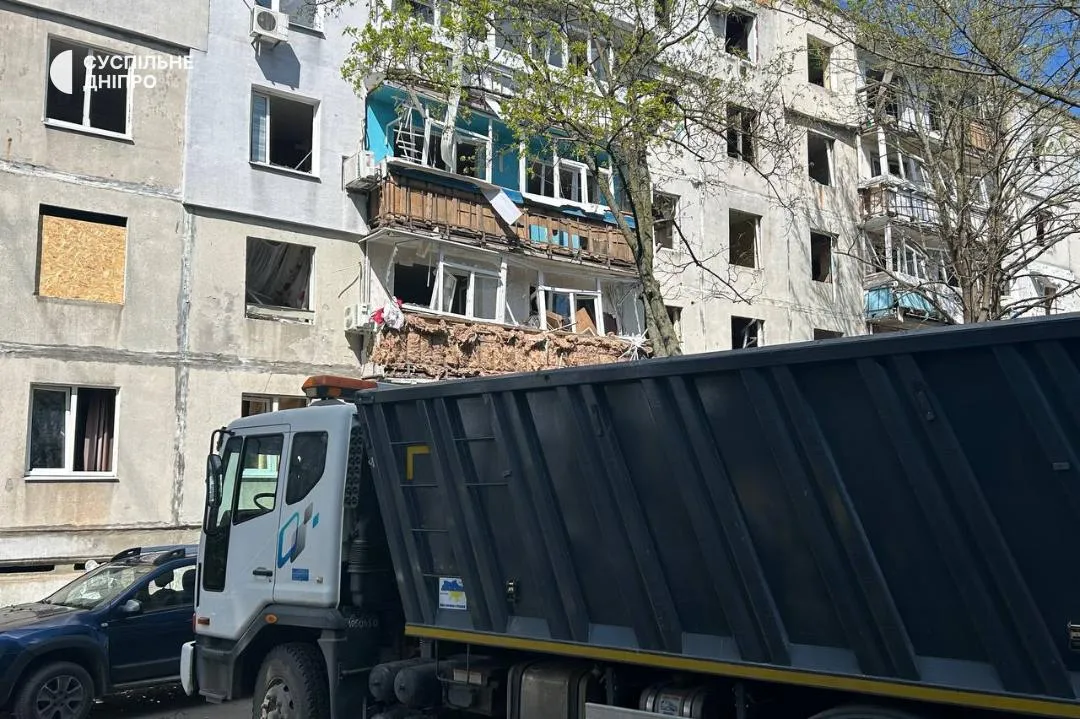 Вибухи пролунали близько другої ночі, мешканці повідомили про зруйновані квартири, вибиті вікна та пожежу