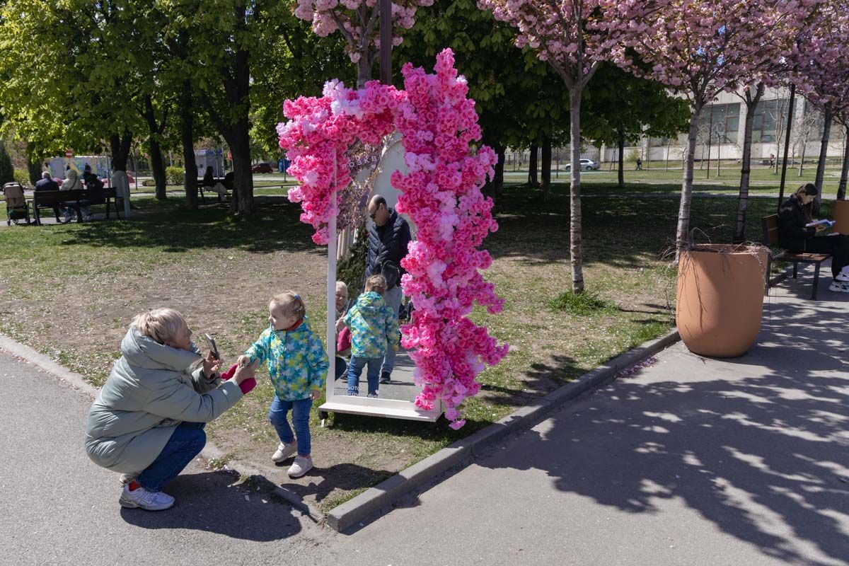 На алеї встановили дзеркало