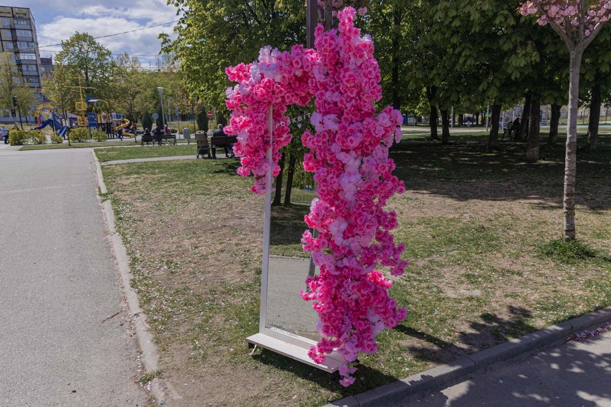 Його прикрасили квітками