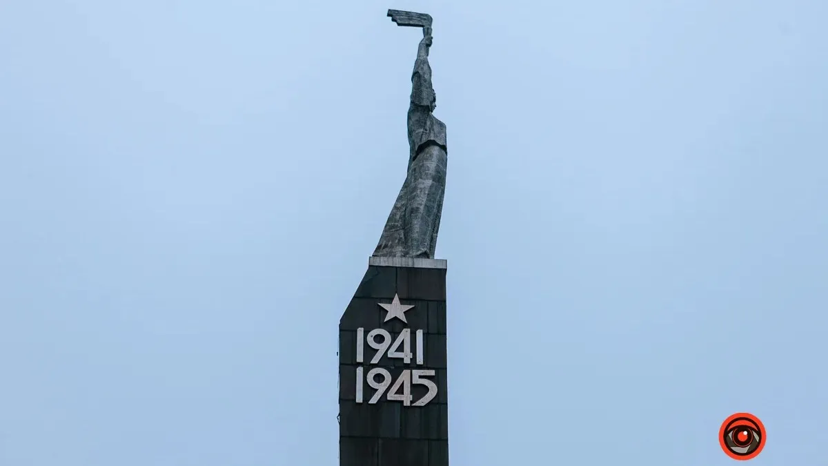Відзнаки СРСР та напис "Велика Вітчизняна війна": що планують прибрати з пам'ятників у Дніпрі