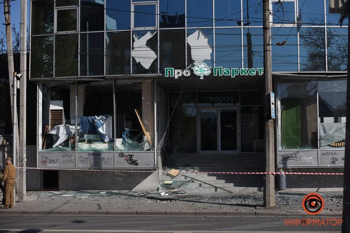 Комунальники прибирають скло
