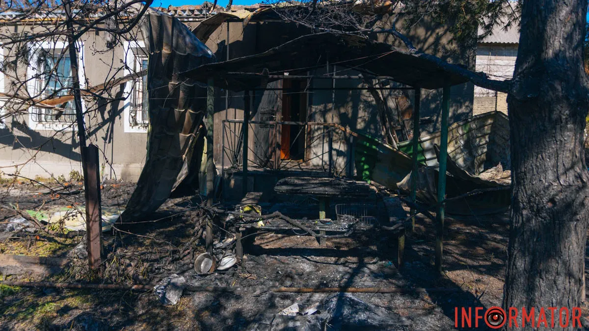 Уламки від дрона та наслідки пожежі: фоторепортаж Інформатора, як росіяни били по будинку в Дніпрі