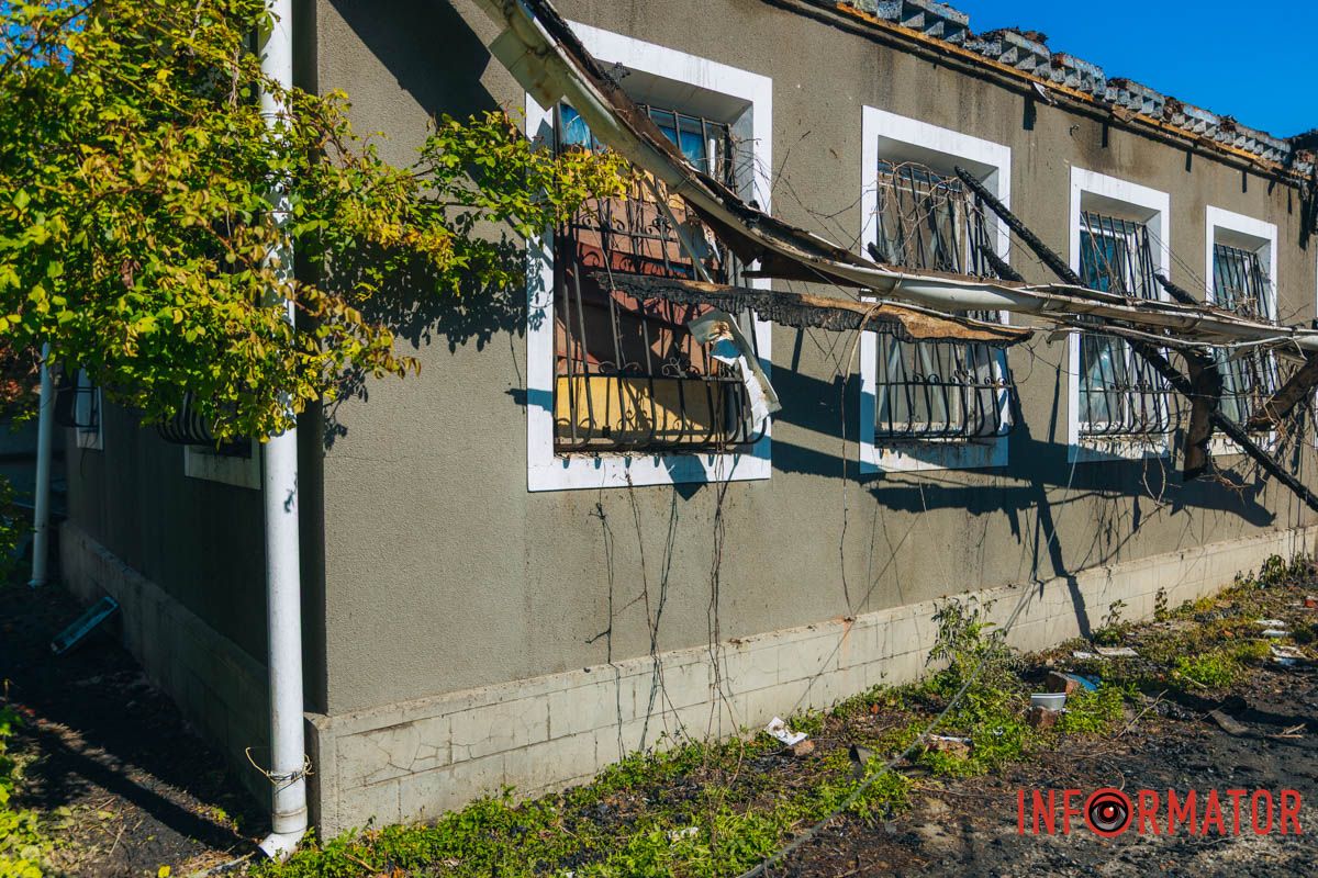 Обломки от дрона и последствия пожара: фоторепортаж Информатора, как россияне били по дому в Днепре 1