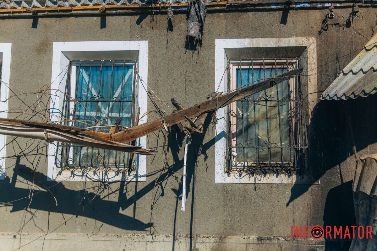 Обломки от дрона и последствия пожара: фоторепортаж Информатора, как россияне били по дому в Днепре 10