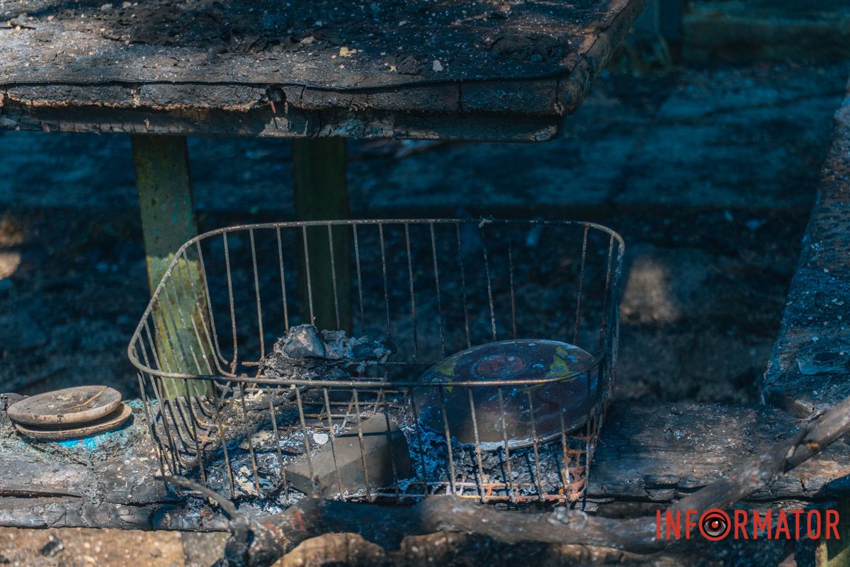Обломки от дрона и последствия пожара: фоторепортаж Информатора, как россияне били по дому в Днепре 4