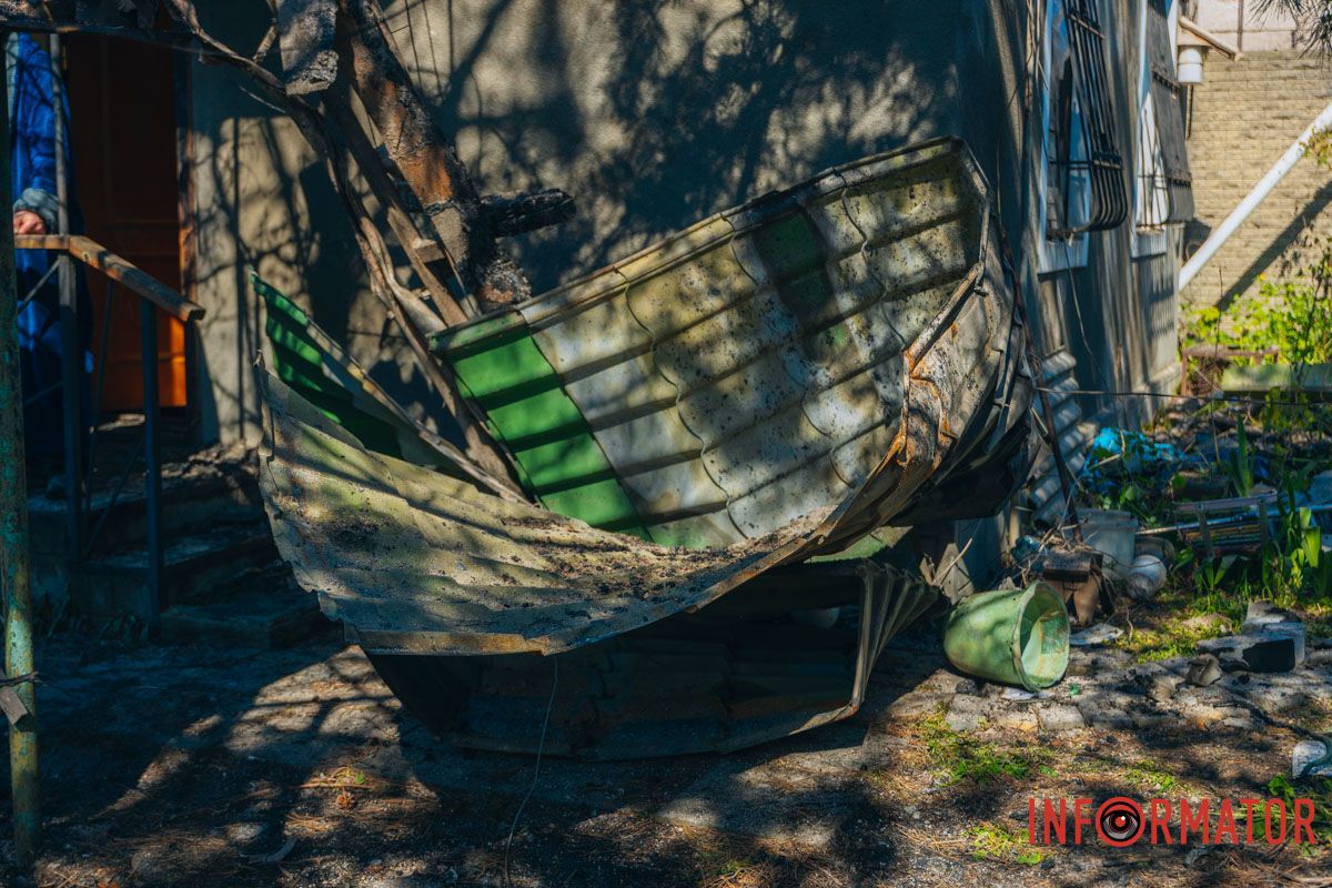Обломки от дрона и последствия пожара: фоторепортаж Информатора, как россияне били по дому в Днепре 6