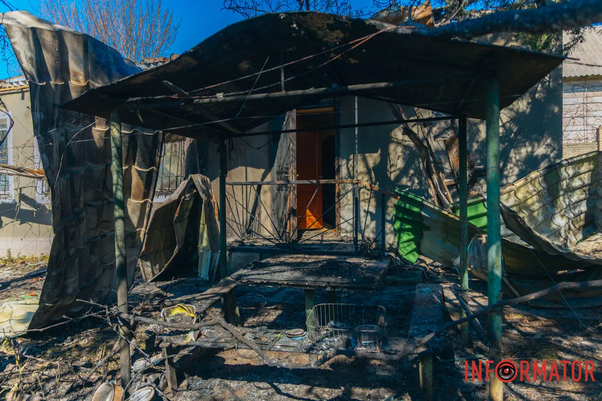 Обломки от дрона и последствия пожара: фоторепортаж Информатора, как россияне били по дому в Днепре 9