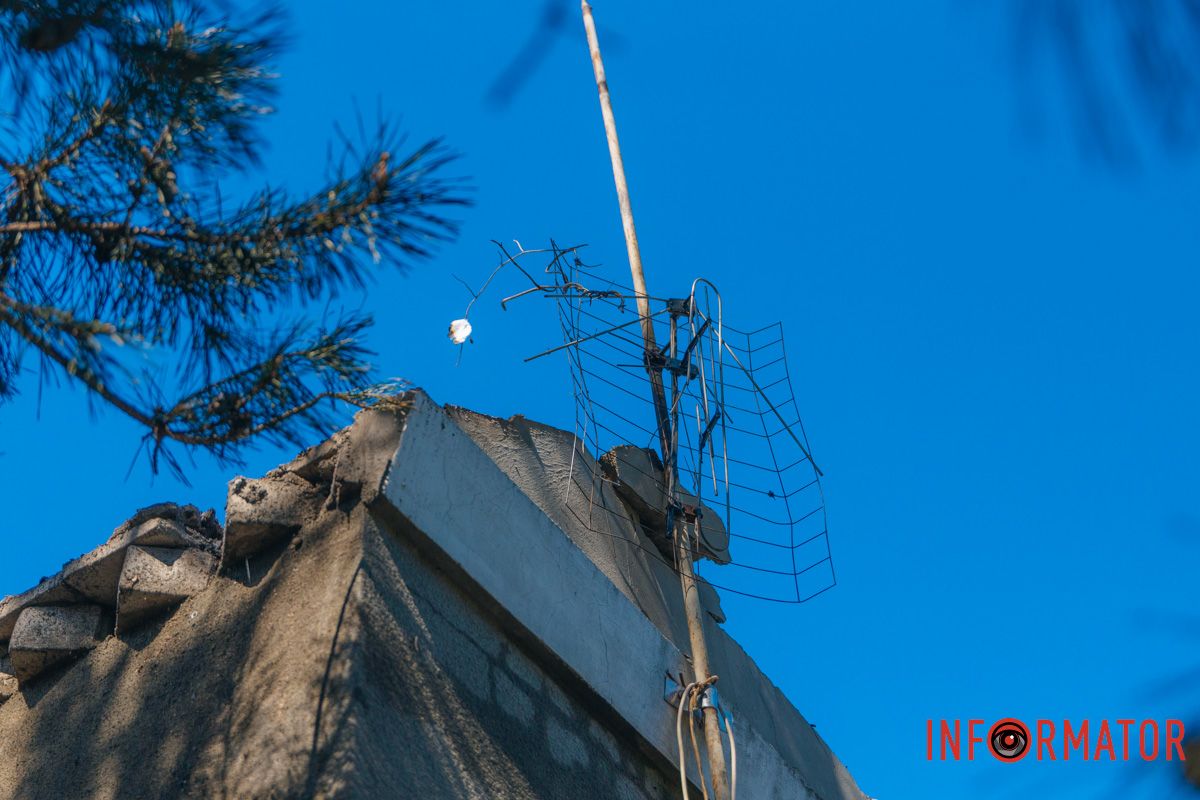 Обломки от дрона и последствия пожара: фоторепортаж Информатора, как россияне били по дому в Днепре 18
