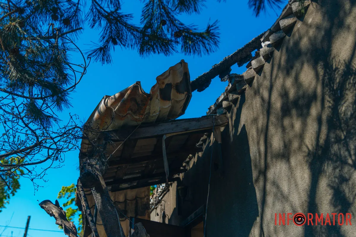 Обломки от дрона и последствия пожара: фоторепортаж Информатора, как россияне били по дому в Днепре 16