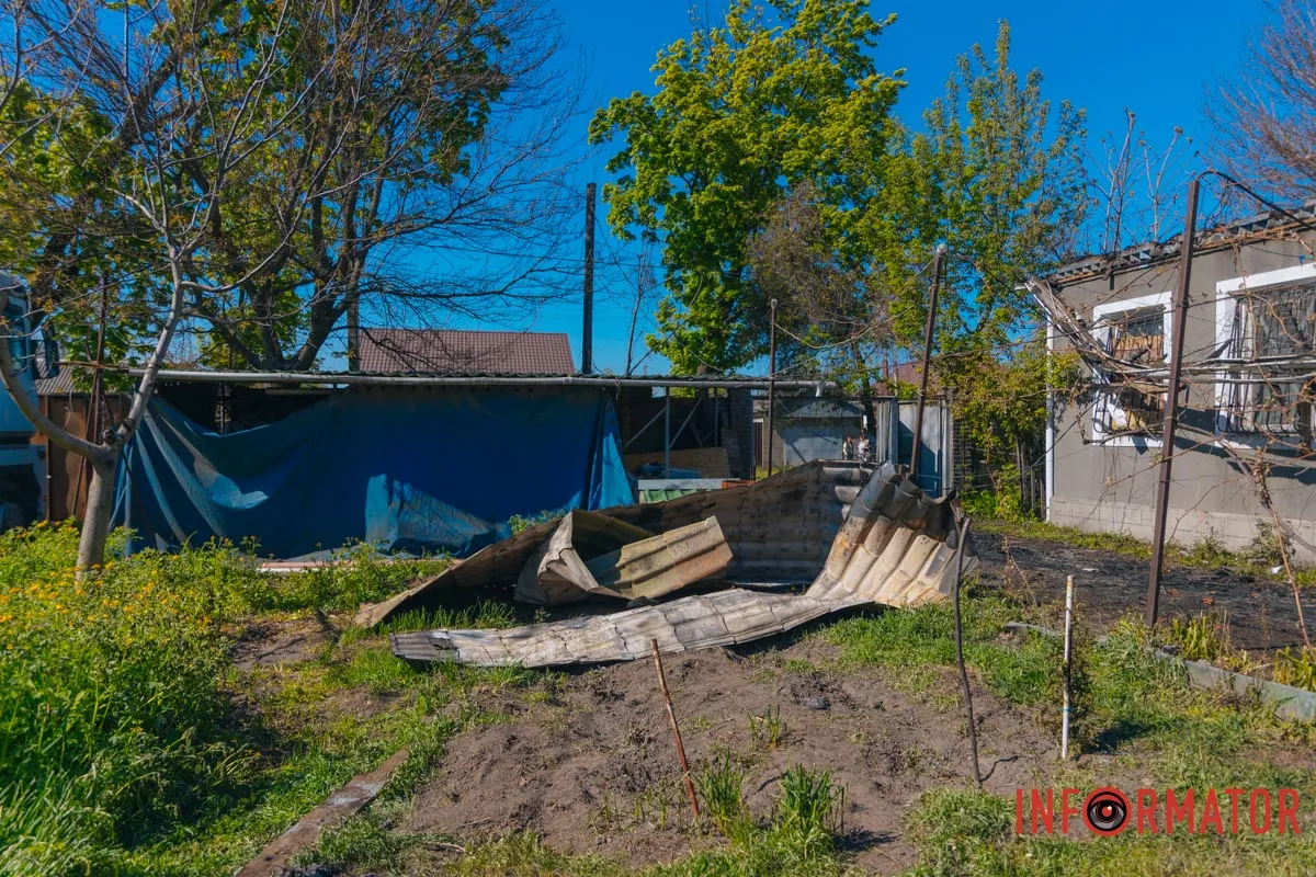 Обломки от дрона и последствия пожара: фоторепортаж Информатора, как россияне били по дому в Днепре 15