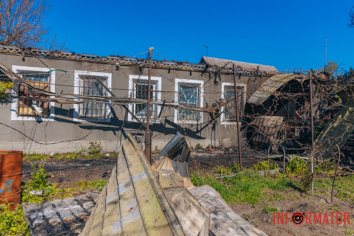 Обломки от дрона и последствия пожара: фоторепортаж Информатора, как россияне били по дому в Днепре 17