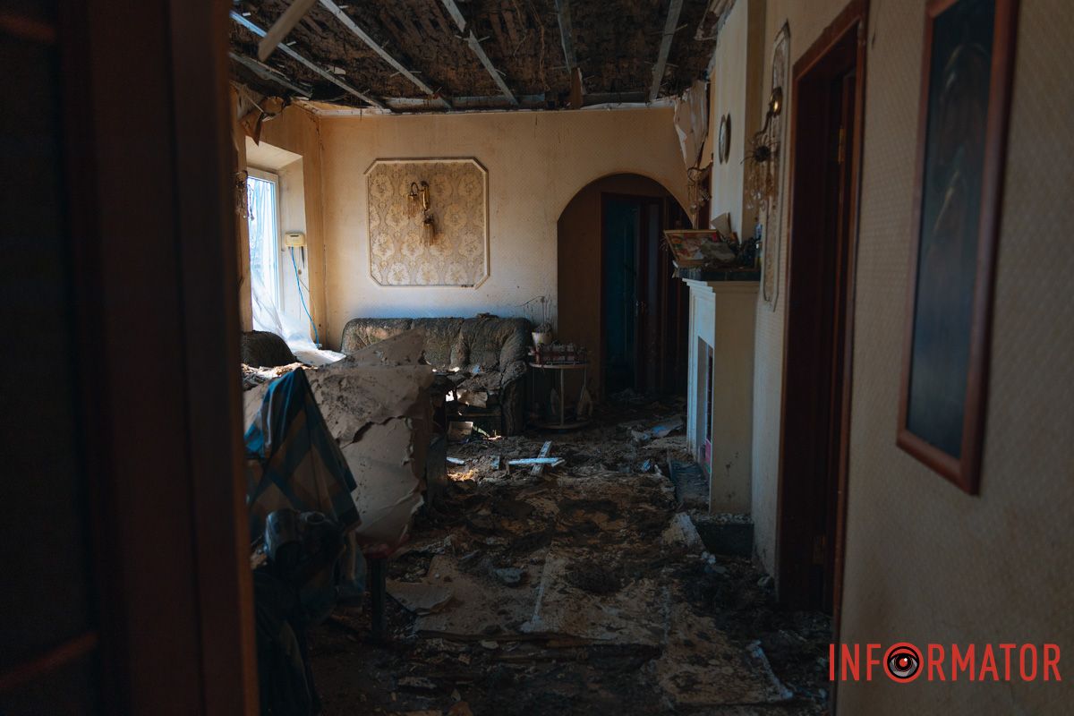 Обломки от дрона и последствия пожара: фоторепортаж Информатора, как россияне били по дому в Днепре 13