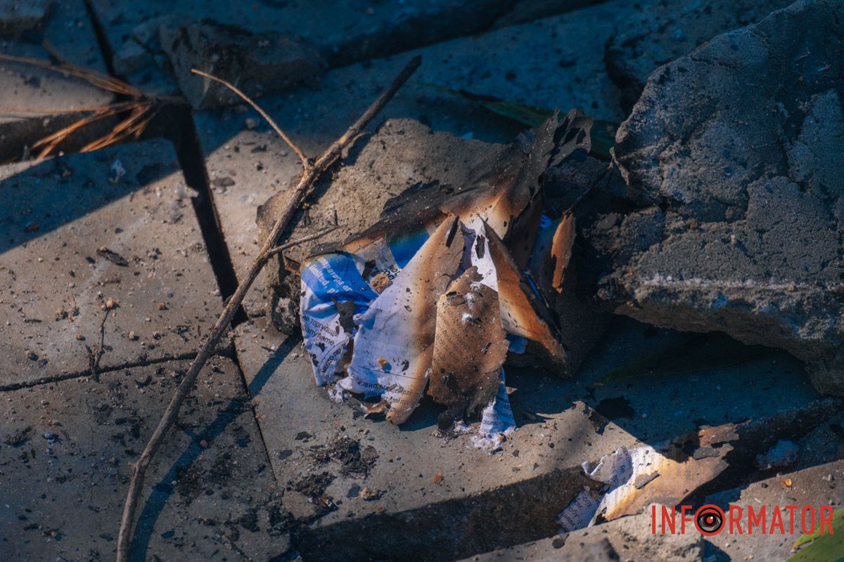 Обломки от дрона и последствия пожара: фоторепортаж Информатора, как россияне били по дому в Днепре 21