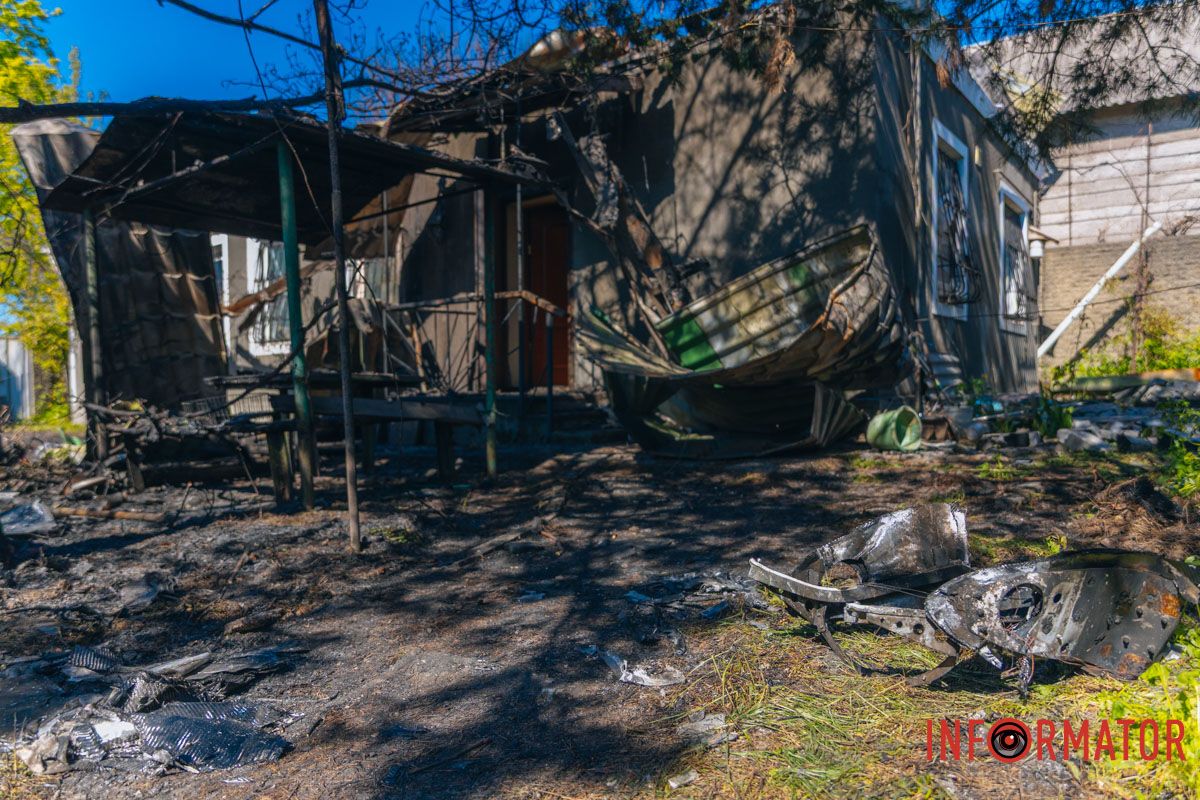 Обломки от дрона и последствия пожара: фоторепортаж Информатора, как россияне били по дому в Днепре 20