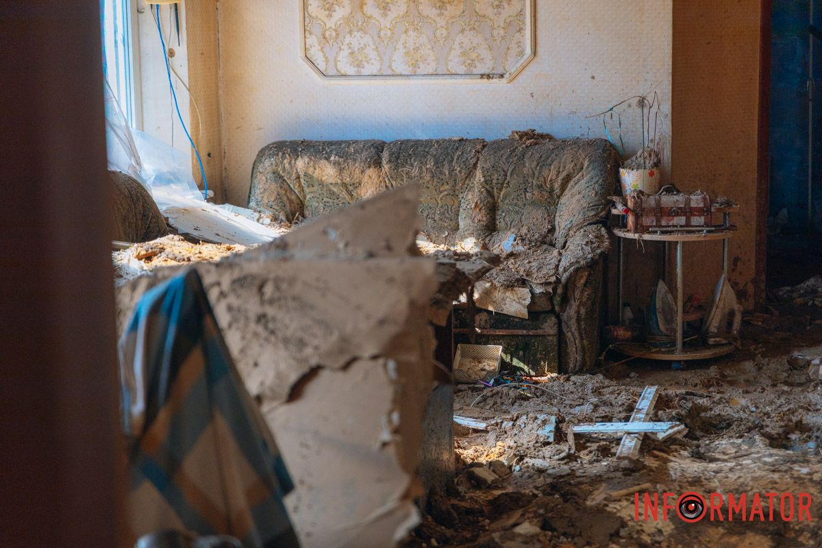 Обломки от дрона и последствия пожара: фоторепортаж Информатора, как россияне били по дому в Днепре 24