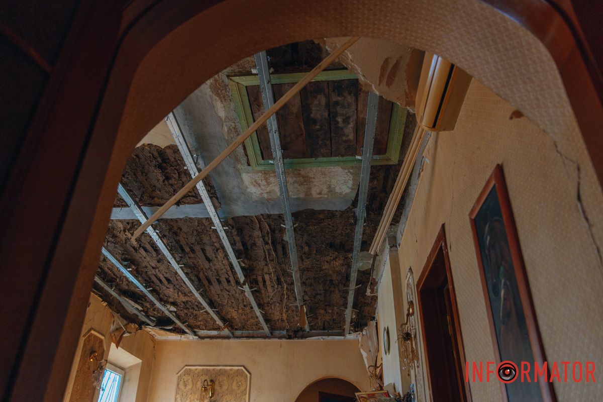 Обломки от дрона и последствия пожара: фоторепортаж Информатора, как россияне били по дому в Днепре 26