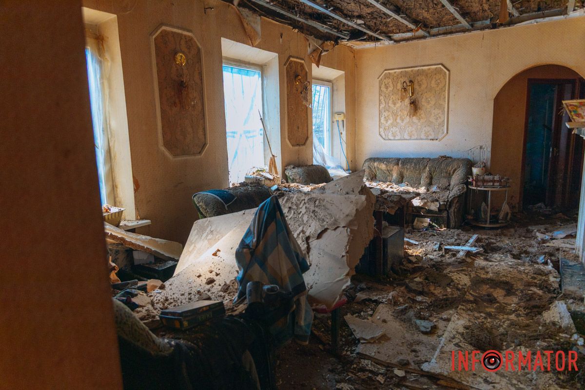 Обломки от дрона и последствия пожара: фоторепортаж Информатора, как россияне били по дому в Днепре 27